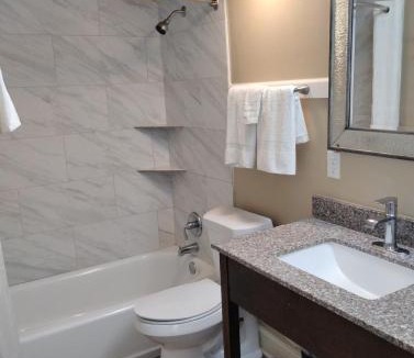 Baton Rouge Apartment | Gated 1 King BedRoom 1 Bath Apt with Full Kitchen 127