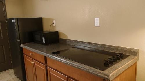 Baton Rouge Apartment | Gated - 2 Double Bed Studio with Full Kitchen 110