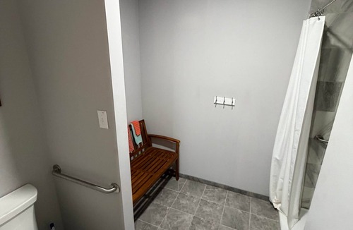 Hermann Apartment | Germantown Inn & Lounge Room 3