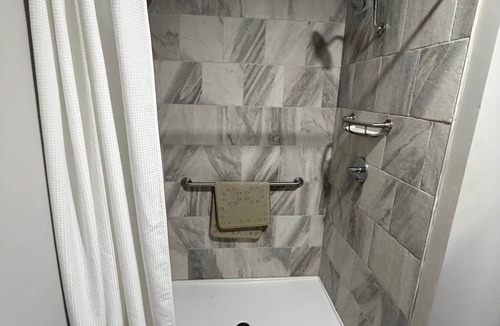 Hermann Apartment | Germantown Inn & Lounge Room 3