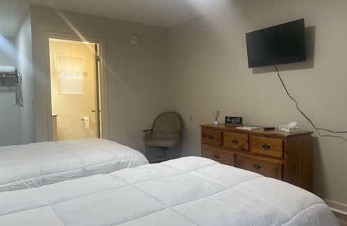 Waynesboro Hotel | Get away to Creeks Bend Room 61