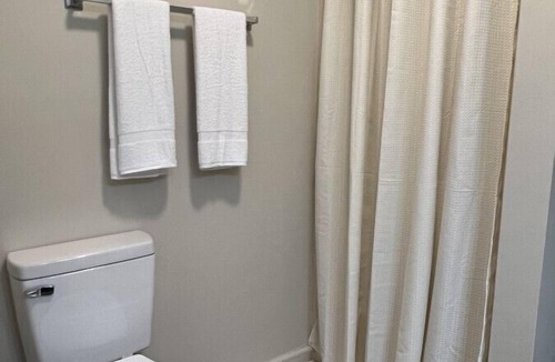 Waynesboro Hotel | Get away to Creeks Bend Room 61