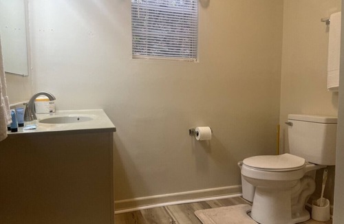 Waynesboro Hotel | Get away to Creeks Bend Room 61