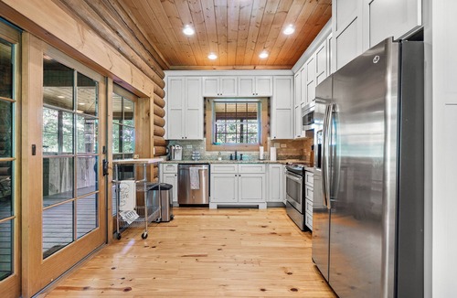 Pikeville Cabin | Gorgeous 4-bedroom cabin on the lake in fabulous Fall Creek Falls!