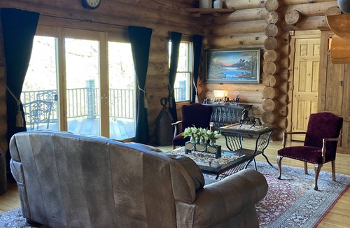 Independence House | Gorgeous Log Home featuring 8-person outdoor HOT TUB-available year round.