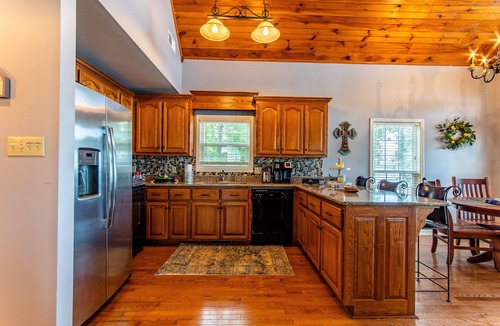 Morris Chapel Cabin | Gorgeous River Cabin King Beds Hot Tub Kayaks Fire Pit.