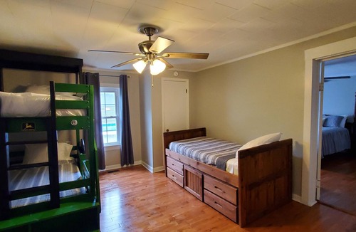 Dover House | Grandmomma's Farmhouse (LBL) Kentucky Lake Area with Pool!