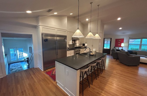 Oxford House | Great Location! Mile walk to Grove! 1/2 walk to Square!