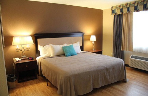 Pittsfield Hotel | Green Acres Hotel