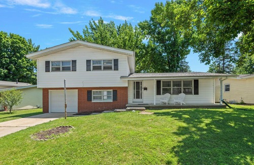 Springfield House | Group Getaway 5BR/2BA Lake Springfield Sleeps 12 Fire Pit & BBQ