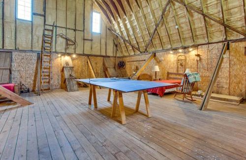 Frederick House | Group Getaway in Historic Barn: 2 Mi to Rushville