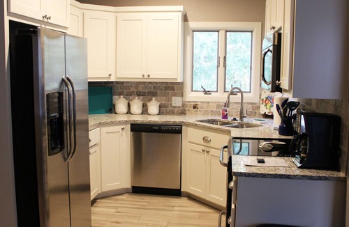 Bella Vista Apartment | Haley Retreat, A New Modern Comfortable Guest House