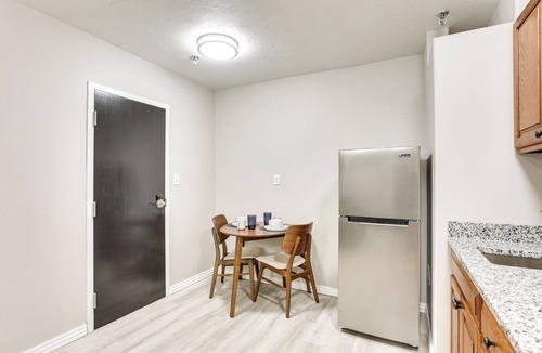 Oakland City Apartment | Half-Mi to Oakland City Golf Club: Sleek Apartment