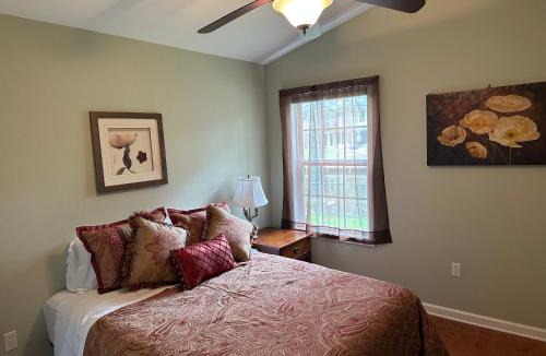 Lake Hamilton Villa | HAMILTON'S LAKE ESCAPE BEAUTIFUL 2007 STUCCO LAKE HOME WITH 2010 G3 PONTOON INCLUDED!