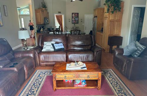 Lake Hamilton Villa | HAMILTON'S LAKE ESCAPE BEAUTIFUL 2007 STUCCO LAKE HOME WITH 2010 G3 PONTOON INCLUDED!