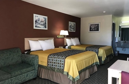 Cabot Resort | Have a Relaxing Stay! FREE Breakfast, Pool, Close to Arkansas Museum!