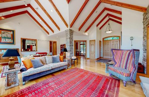 Eureka Springs House | Hawk Cove Manor