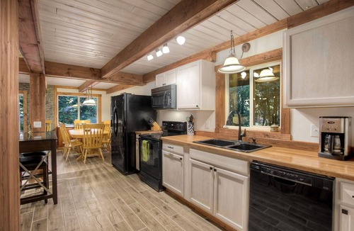 Gold Bar House | High River Haven: Cozy pet friendly riverfront cottage, a perfect couples retreat!