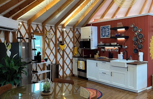 Boerne Cabin | Hill Country Yurt Cabin w/Hot Tub & Sunset Views in Boerne