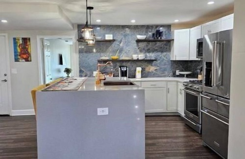 Hillwood House | Hilltop Retreat