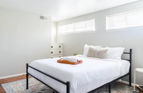 Lincoln Terrace Apartment | Historic 1920s Brick Beauty in Medical District