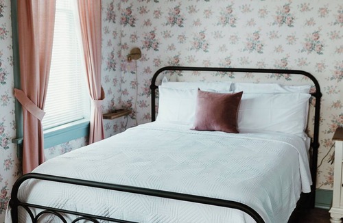 Hermann Bed & Breakfast | Historic District - Vintage Charm - Imy Suite