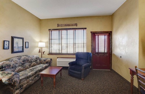 Moline Hotel | Historic District w/Shops and dining | 2.5 mi to Village of East Davenport
