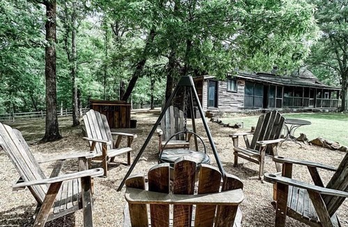 Wilsonville Cabin | Historic Rural Cabin Ideal for Families in Wilsonville, Alabama