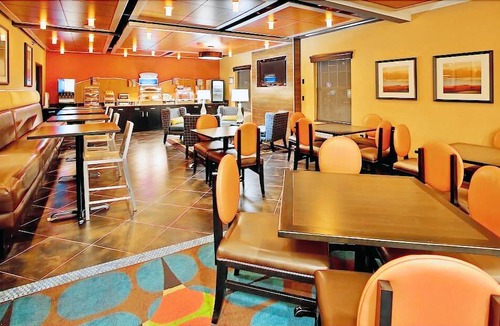 North Kansas City Hotel | Holiday Inn Express Hotel & Suites North Kansas City, an IHG Hotel