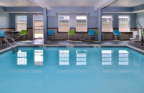 North Kansas City Hotel | Holiday Inn Express & Suites North Kansas City, an IHG Hotel