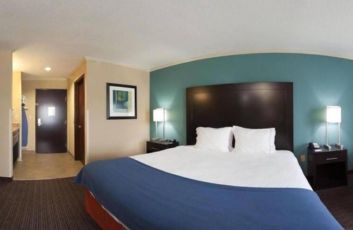 North Kansas City Hotel | Holiday Inn Express & Suites North Kansas City, an IHG Hotel