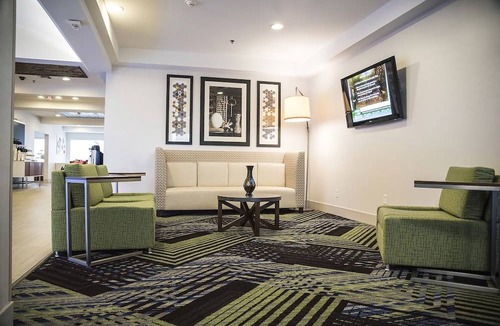 Alexandria Hotel | Holiday Inn Express & Suites Alexandria, an IHG Hotel