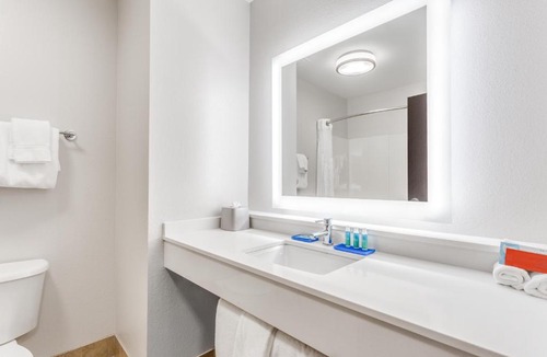Lake Hallie Hotel | Holiday Inn Express Hotel & Suites Eau Claire North by IHG