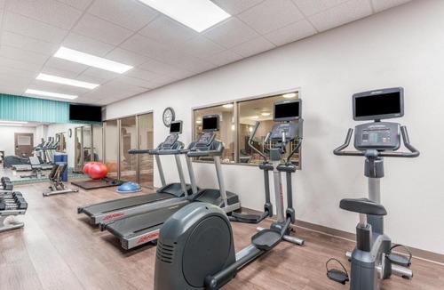 Lake Hallie Hotel | Holiday Inn Express Hotel & Suites Eau Claire North by IHG