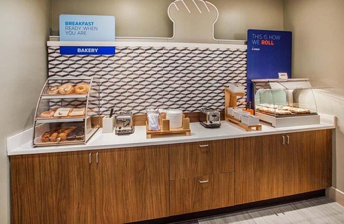 Lake Hallie Hotel | Holiday Inn Express Hotel & Suites Eau Claire North by IHG