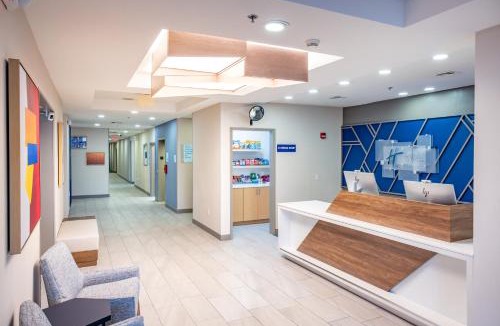 Wichita Hotel | Holiday Inn Express Hotel & Suites Wichita Airport by IHG
