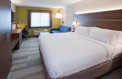 Roseville Hotel | Holiday Inn Express Roseville-St. Paul by IHG
