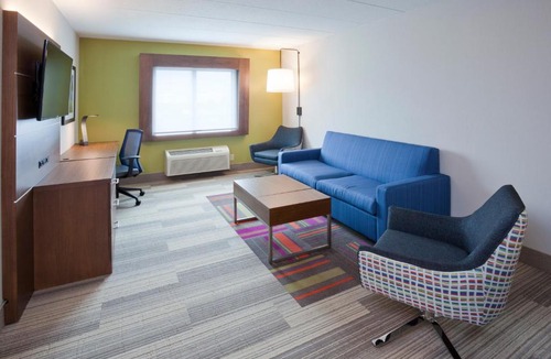 Roseville Hotel | Holiday Inn Express Roseville-St. Paul by IHG