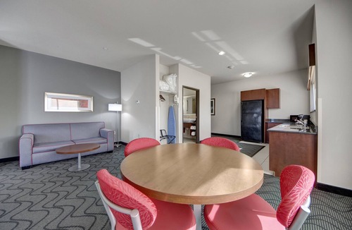 Oklahoma City Hotel | Holiday Inn Express & Suites Oklahoma City North by IHG