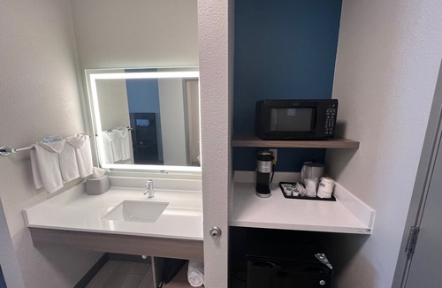 Park City Hotel | Holiday Inn Express Wichita North - Park City by IHG