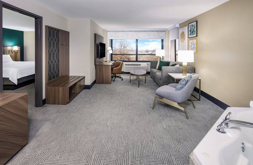 Quincy Hotel | Holiday Inn Quincy East by IHG