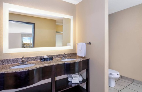 Quincy Hotel | Holiday Inn Quincy East by IHG