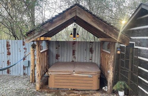 Hot Springs Cabin | Honeymoon Hideaway at Fox Pass Cabins