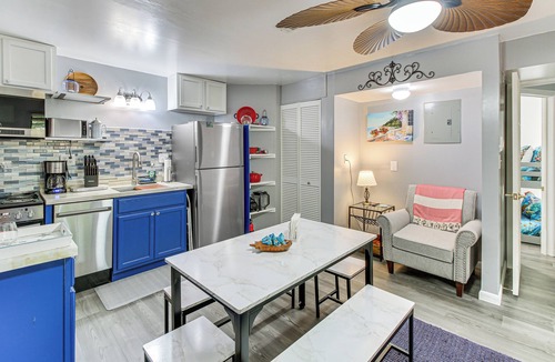 Piney Cottage | Hot Springs Retreat w/Private Dock + Hot Tub!