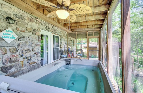 Piney Cottage | Hot Springs Retreat w/Private Dock + Hot Tub!