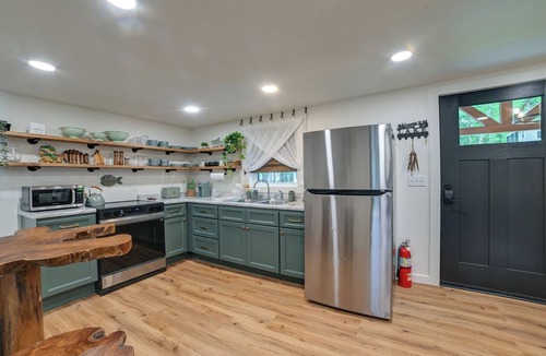 Springville Cottage | Hot Tub, Deck! Tiny Home Retreat By Kentucky Lake