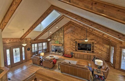 Piney House | Hot Tub, Grill Hilltop Log Cabin in Hot Springs!