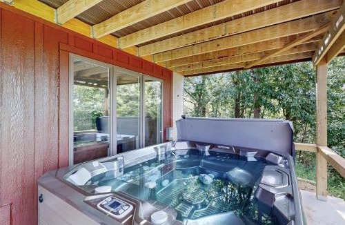 Eastman House | Hot Tub, River Views! Luxurious Wisconsin Retreat