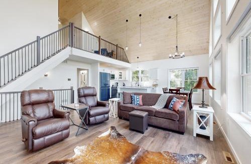 Eastman House | Hot Tub, River Views! Luxurious Wisconsin Retreat