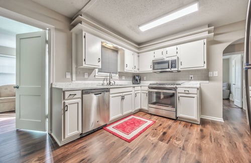 South Kansas City House | House for Family or Group w/En Suite Master + W/D